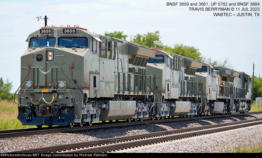 BNSF ET44AC 3659